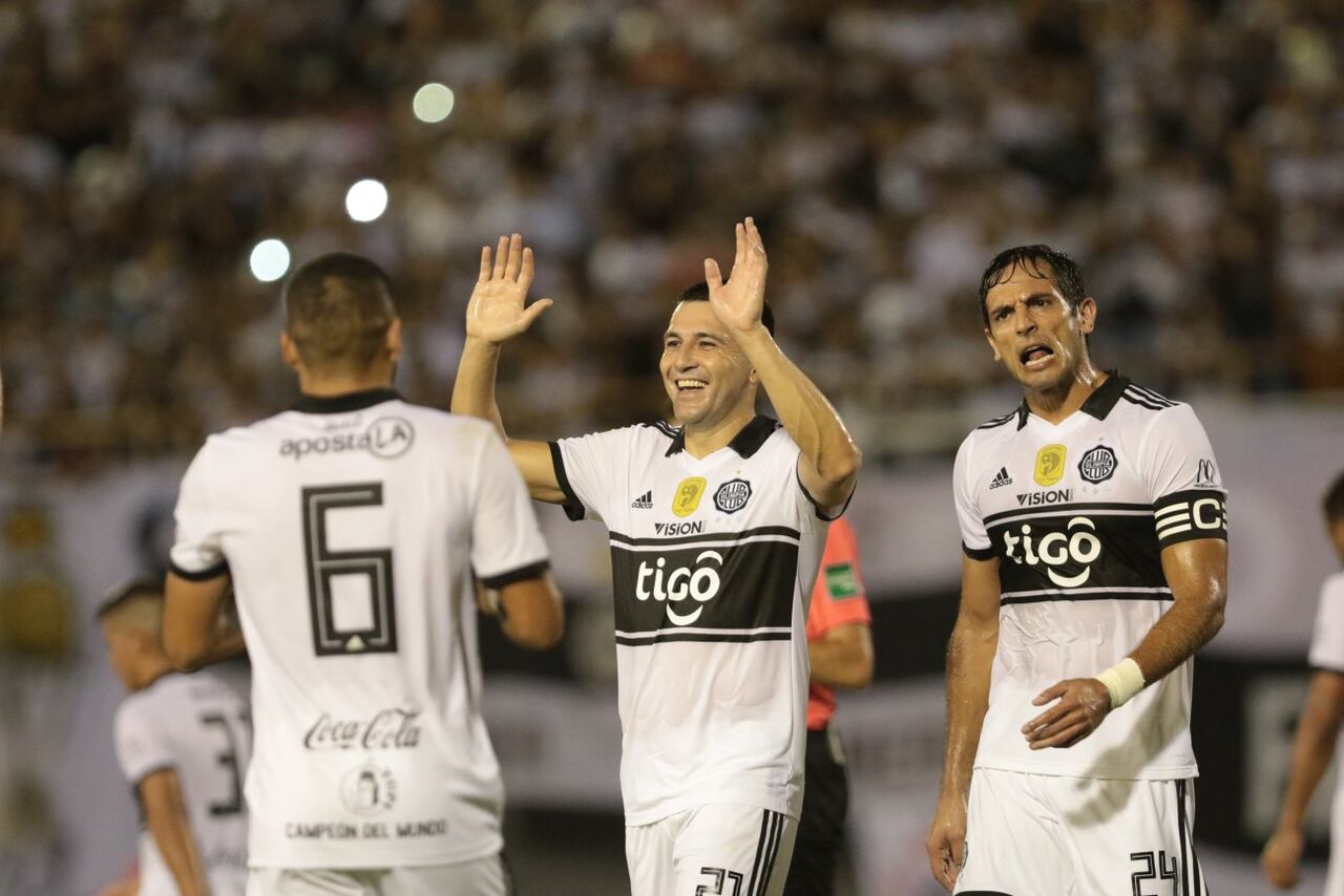 DEBUTEl defensor Antolín Alcaraz anotó su primer gol con la casaca franjeada.