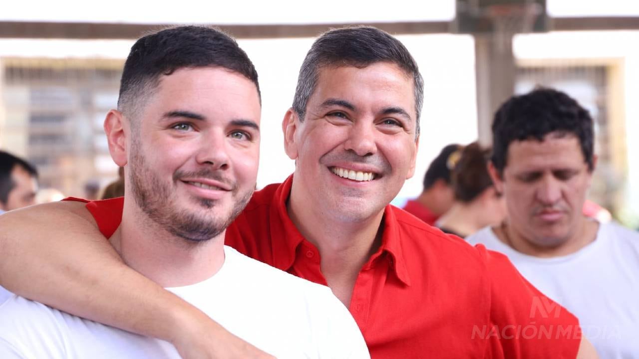 Santi Peña formando fila junto con su hijo, en espera de votar. Foto: Cristian Meza