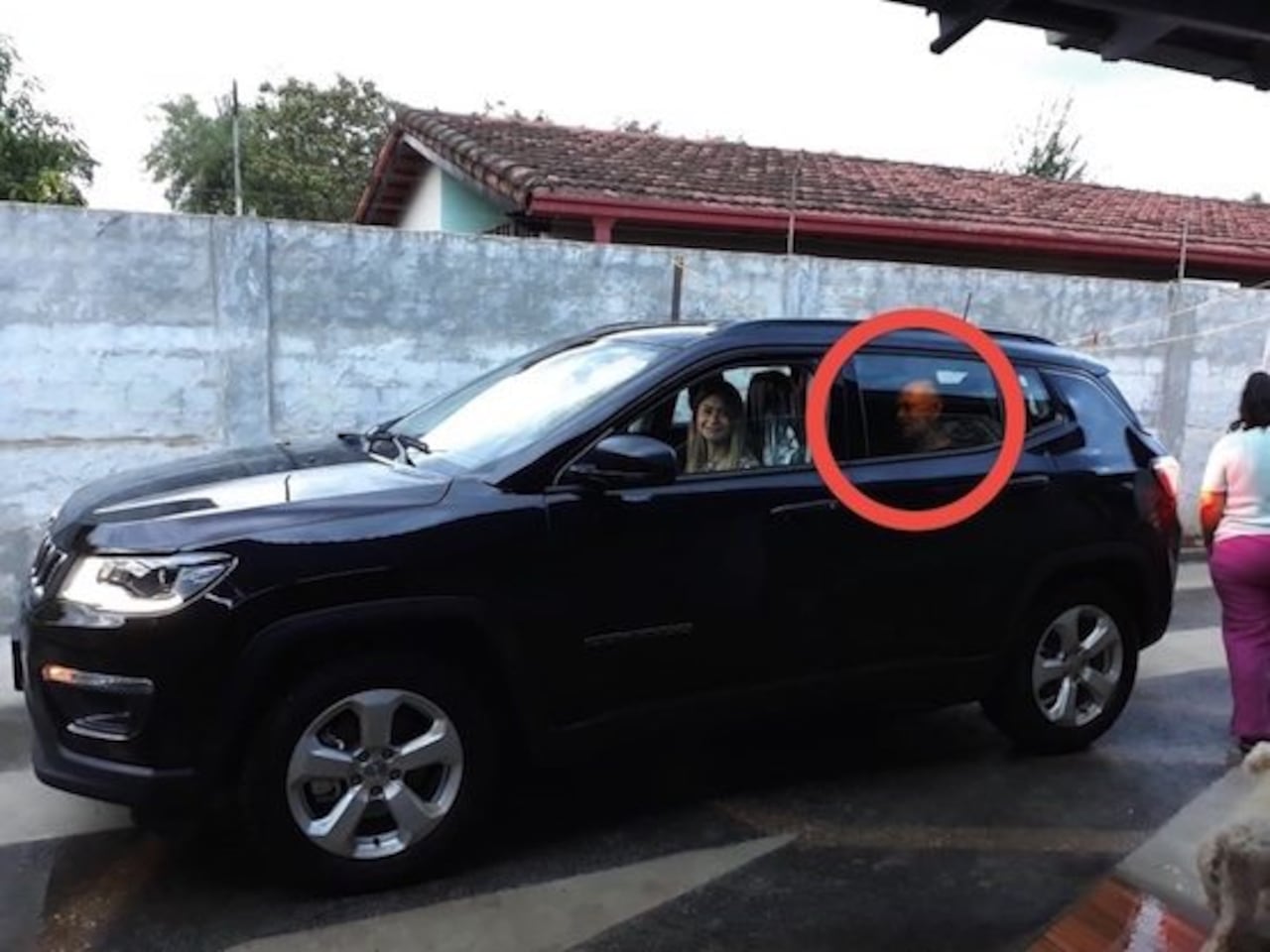 RETIRADA. El momento en que Perla retiraba su camionetaza. Atrás la acompañaba el señor.