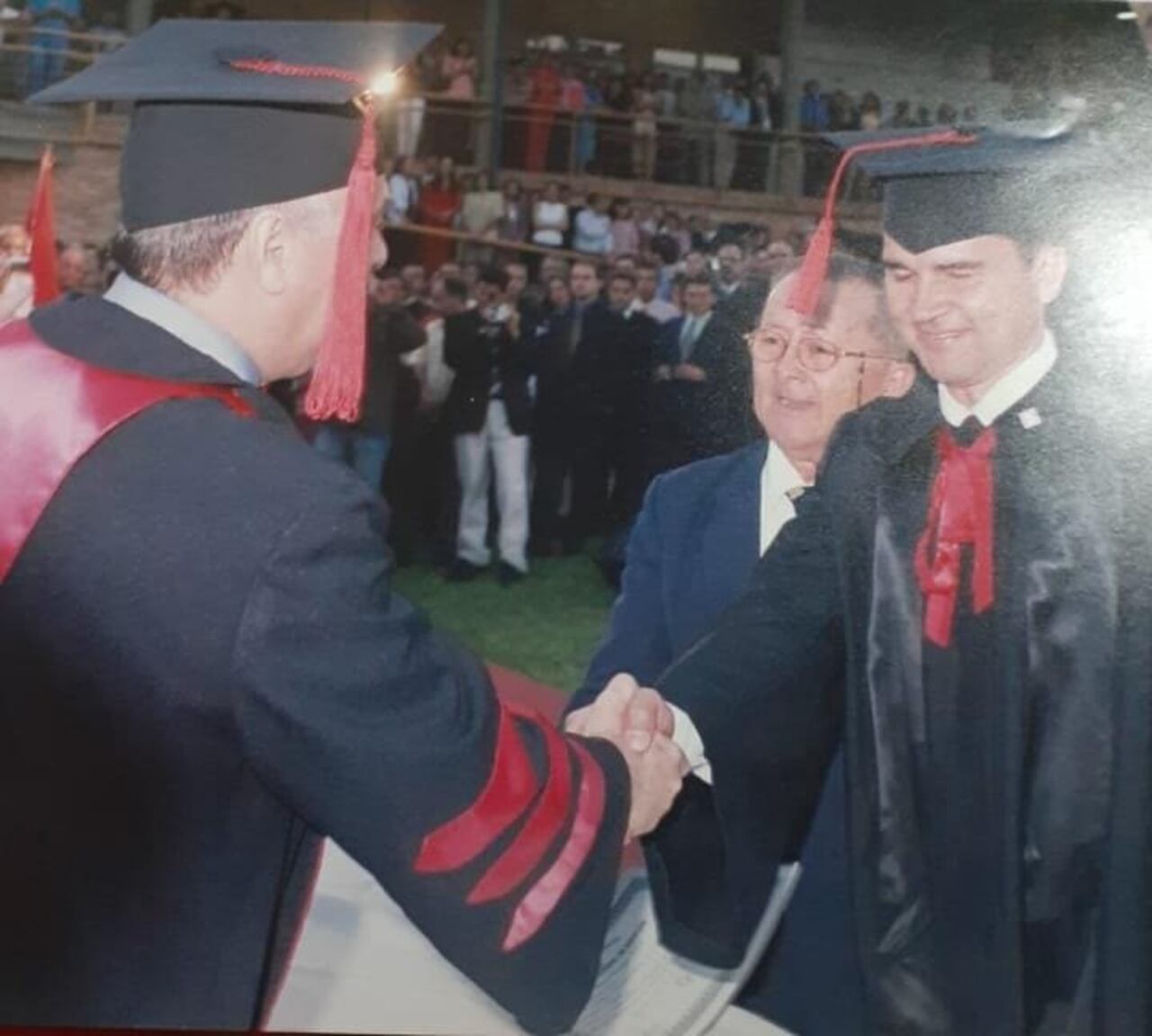 Orgullosos estuvieron ambos el día de la graduación, padre e hijo.