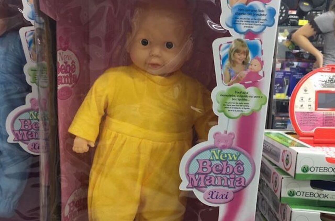 ESCÁNDALO. Esta es la muñeca que trae pilín. En el envoltorio se hace notar.