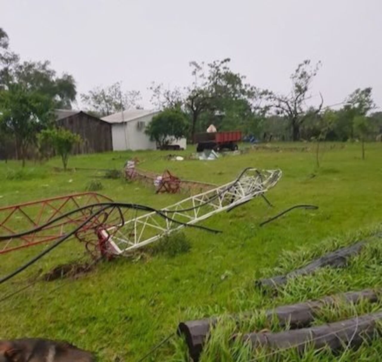GUAIRÁ. La antena de la radio Única de esta localidad cayó desde la base.