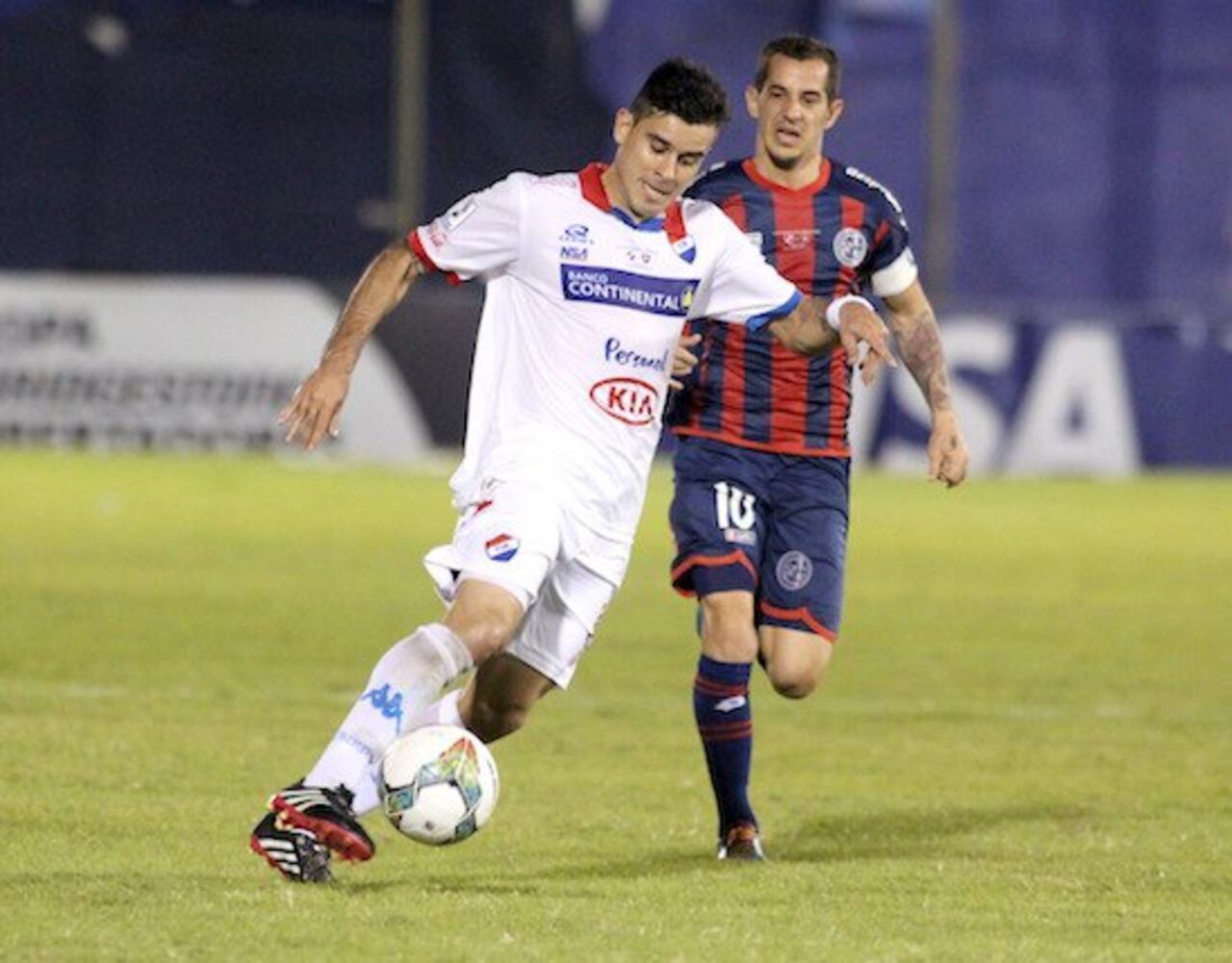Marcos cubre el balón ante la marca del talentoso expelotero Leandro “Pipi” Romagnoli.