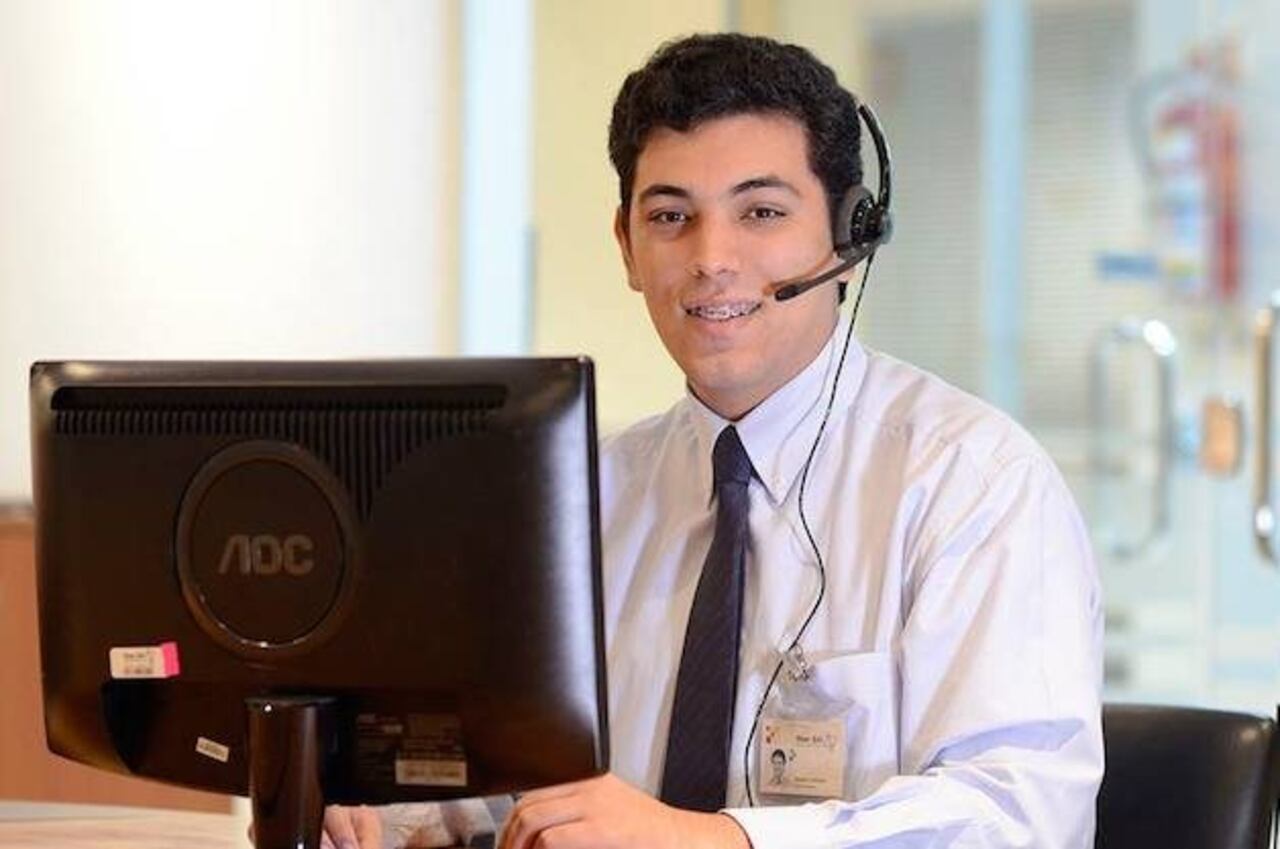 RECEPCIONISTA. Trabaja en horario nocturno para poder pagar su costoso estudio.