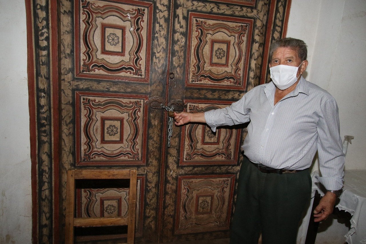 El sacristán aseguró que ya está hace más de 10 años cuidando de la iglesia y disfruta de todo lo que se siente dentro de ella. FOTO: NÉSTOR SOTO