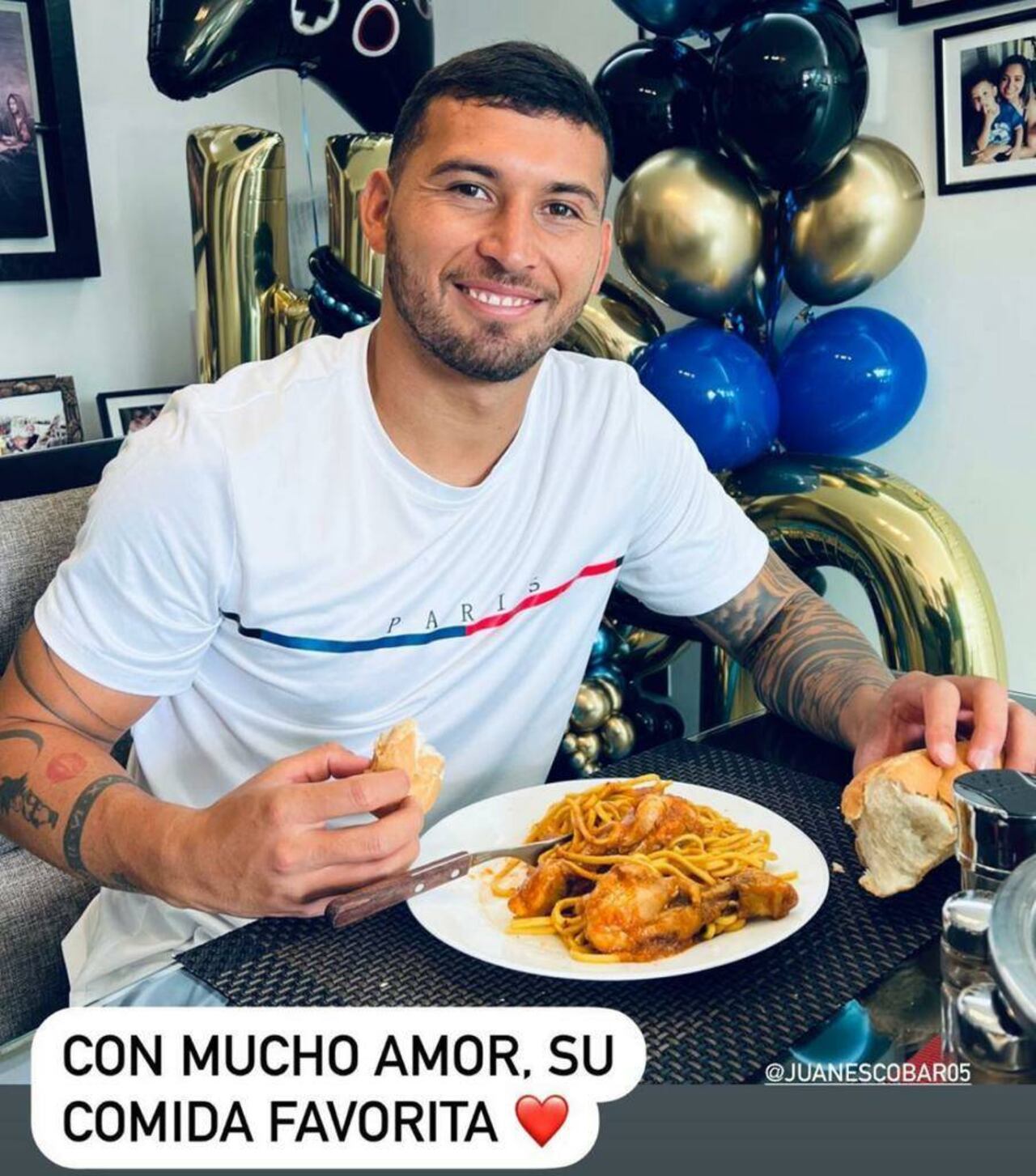 Su esposa le hizo tallarín de pollo que es su plato favorito.