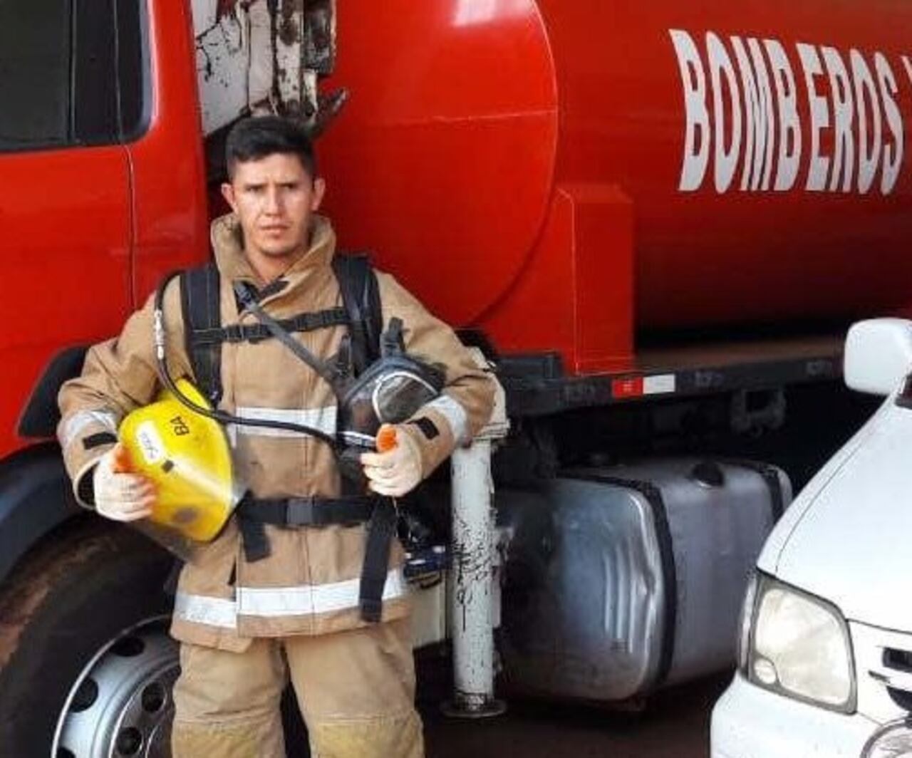 Reinaldo es el profesor que cambia su camisa de docente para vestirse con el uniforme de bombero.