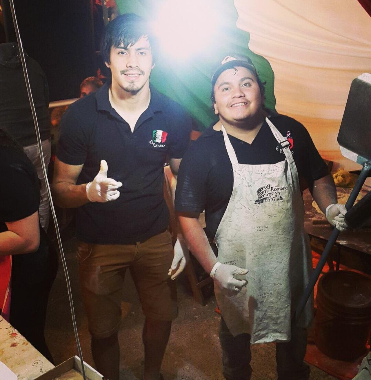 Óscar trabaja a full junto con su amigo en la pizzería.