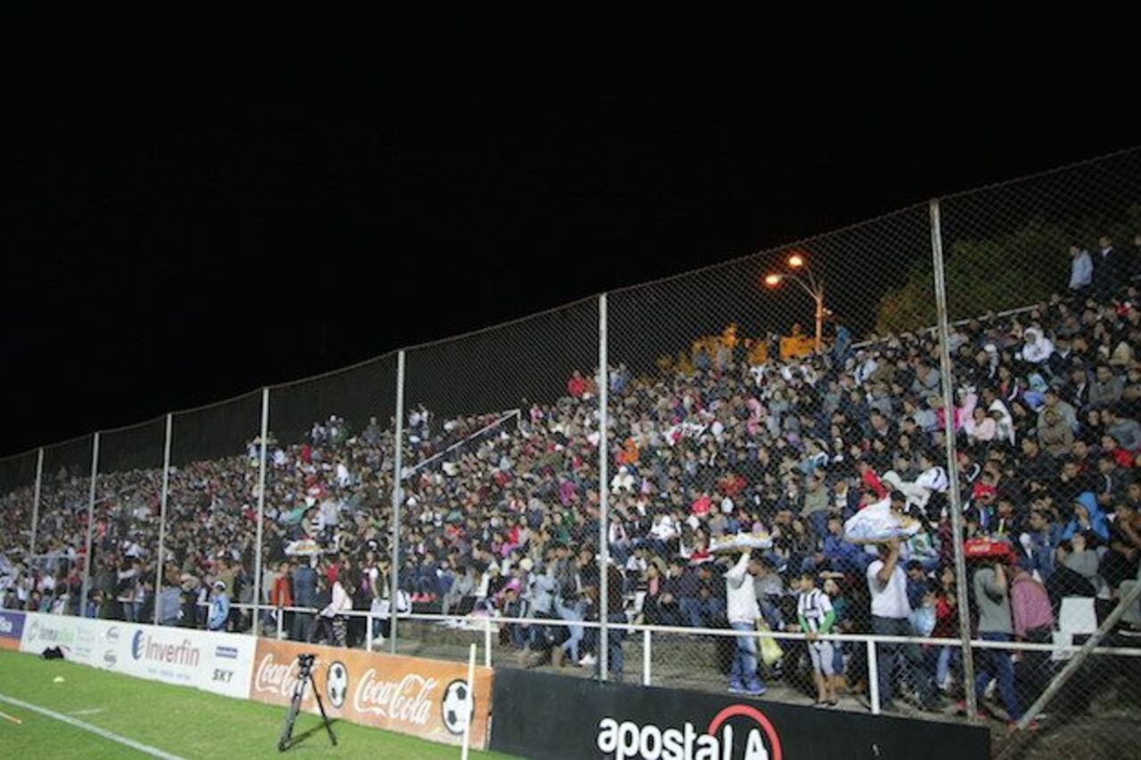 SE LLENÓ. El estadio JJ Vázquez tuvo un marco purete anoche