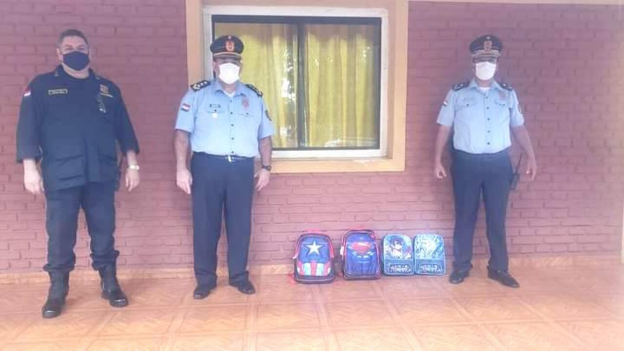 Los polis se colaboraron entre todos para la gran sorpresa a los peques laburadores.