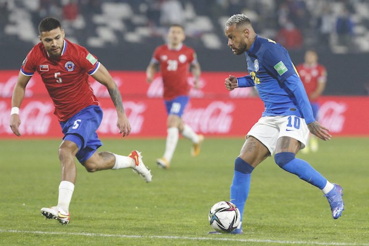 Neymar aportó muy poco. Acá encara al zaguero Paulo Díaz.