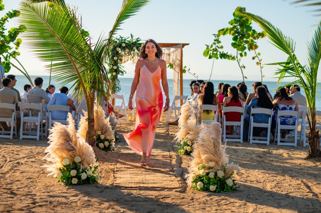 Siempre fina, la periodista eligió un loock acorde a la ocasión para lucir con su presencia en la boda a la que fue en República Dominicana.