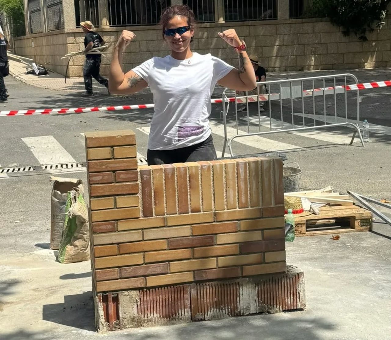 Lisa García en la competencia de albañilería en donde ganó 1000 euros por ganar la competencia.