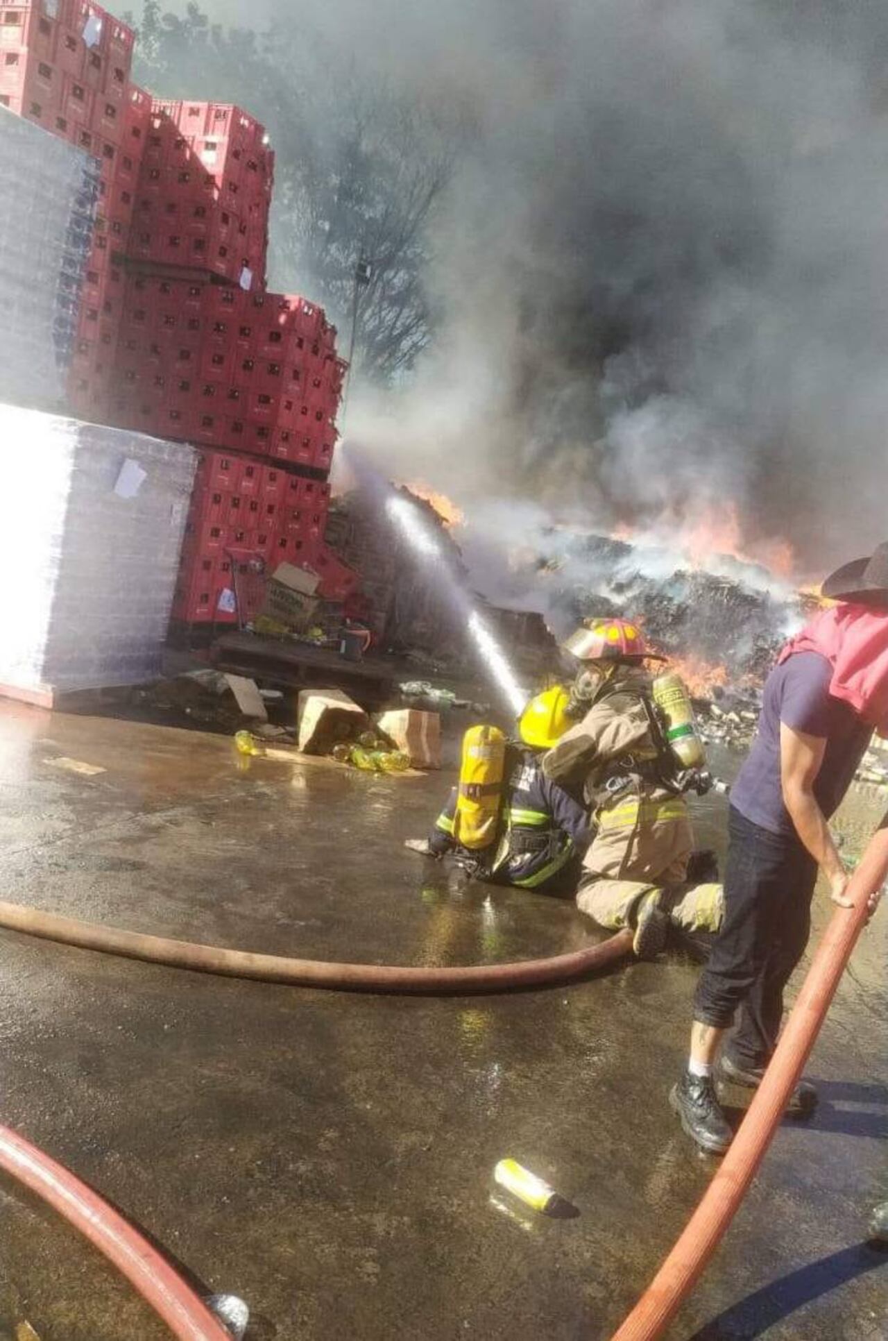 Los bomberos de varias compañías del departamento Central están abocados a apagar el incendio. Gentileza