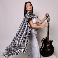 Elegida para cantar el Himno