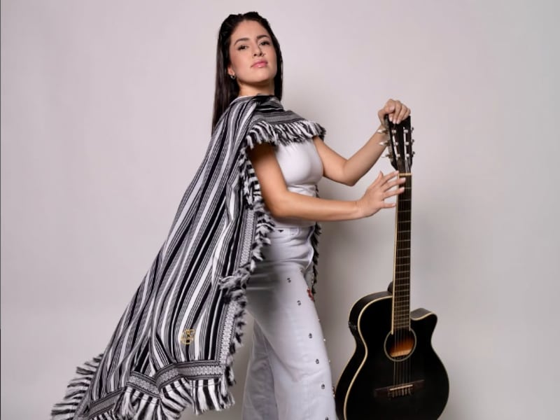 Elegida para cantar el Himno