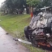 Espectacular vuelco destartaló un auto