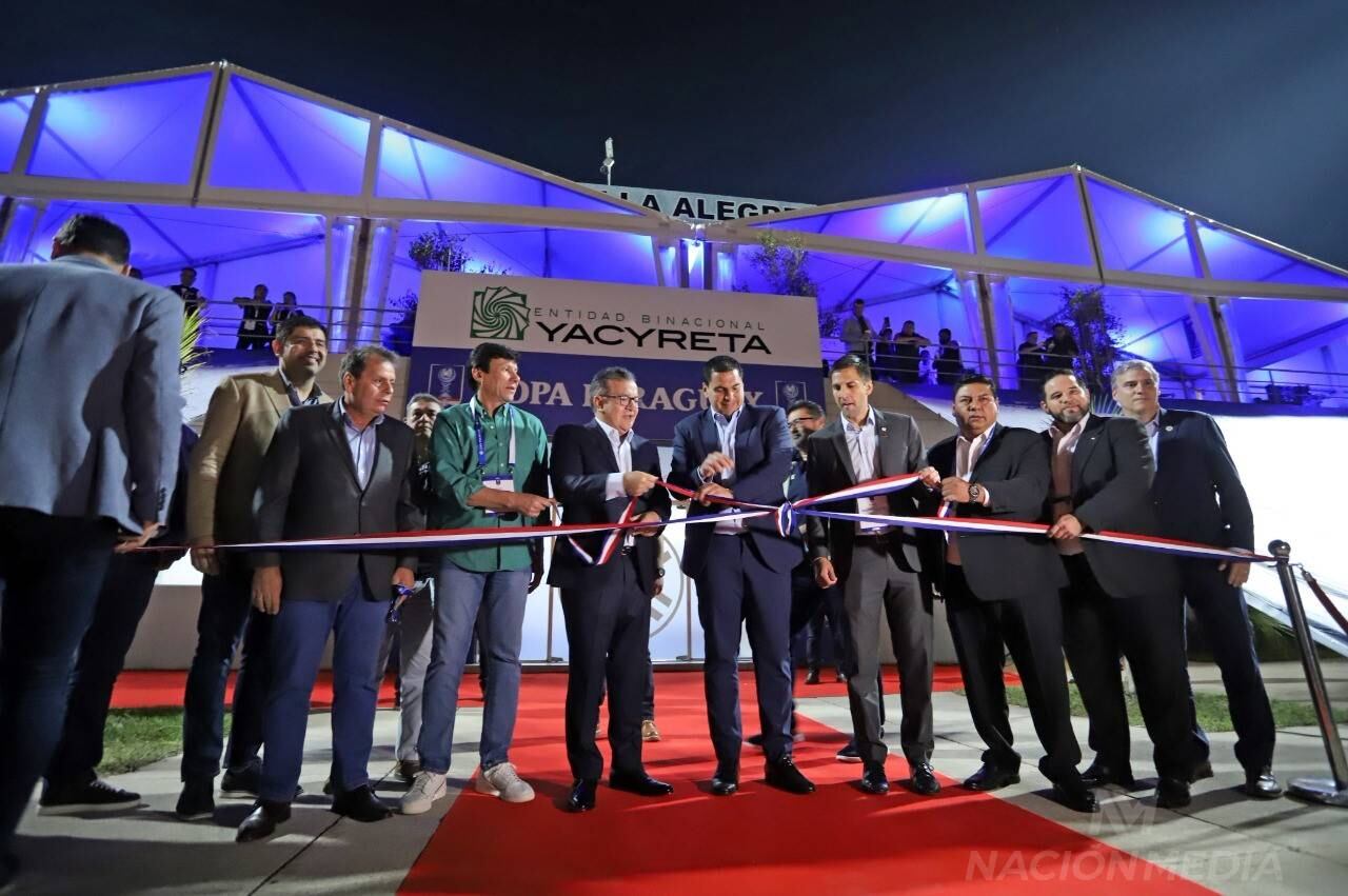 El Director paraguayo de la EBY, Dr. Nicanor Duarte Frutos, el capo de la APF, Lic. Roberto Harrison y otros dirigentes en el momento de la inauguración oficial. FOTO JORGE JARA