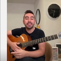 ¡Tristísimo! Mientras estaba en pleno escenario, le robaron su guitarra