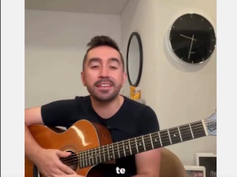 A músico le robaron su guitarra y la Mac de su mena