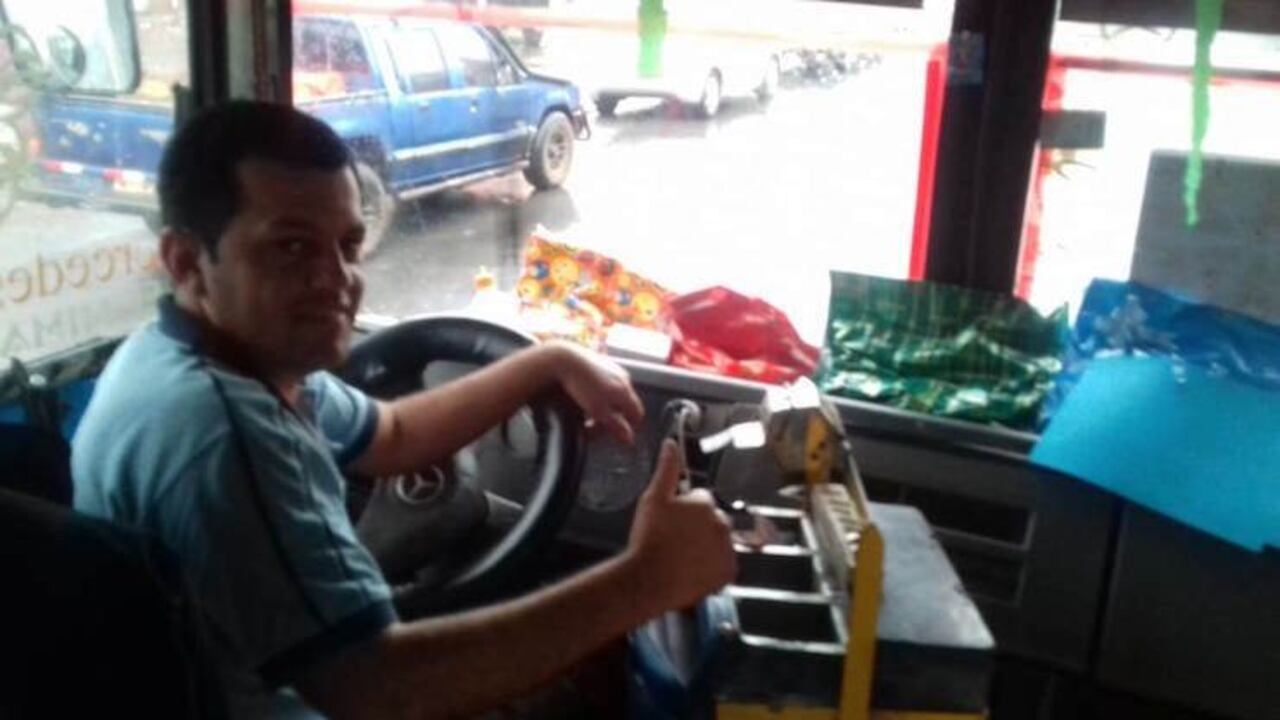 QUÉ BUENO. El colectivero recibió muchísimos regalos de sus pasajeros.