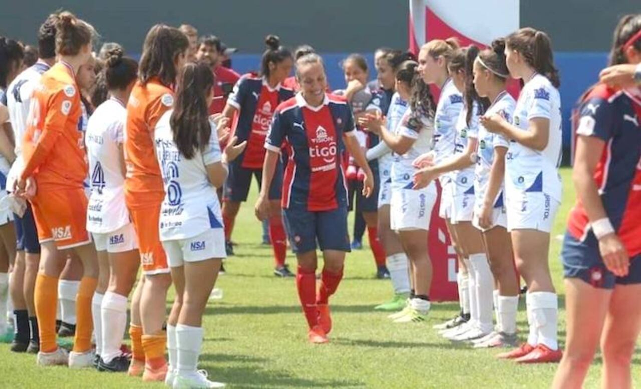 La cortesía de las chicas solenses rindiendo homenaje a las campeonas.
