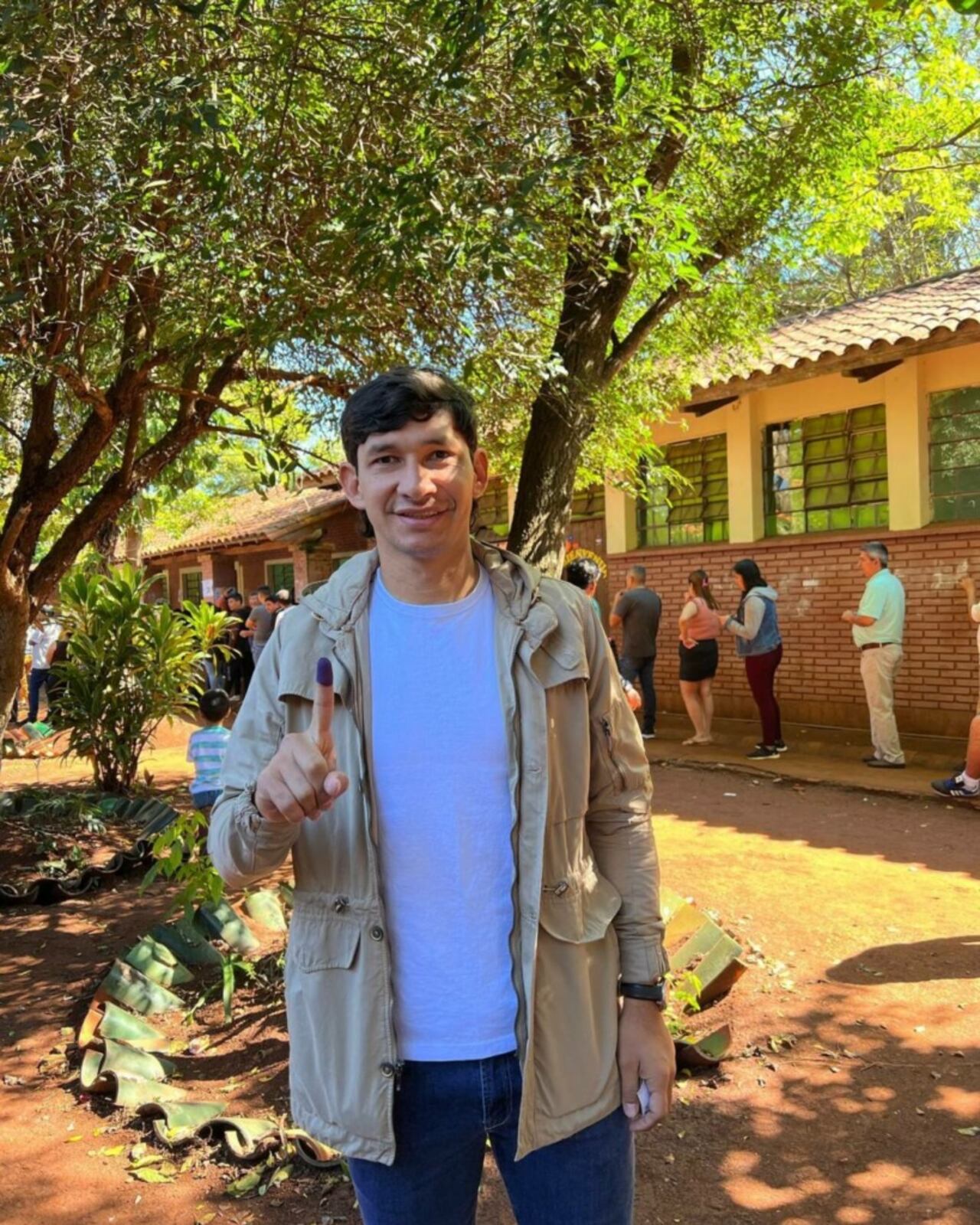 ¡Mañami el look del pelotero Roberto "Búfalo" Ovelar para votar! (Instagram @bufaloovelar85)