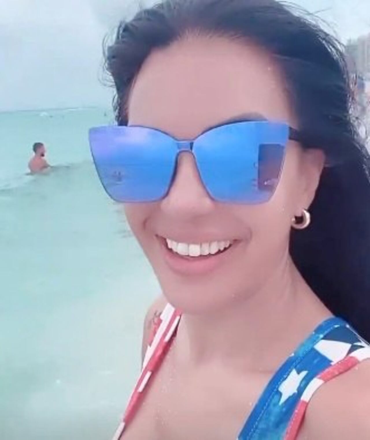 Gloria fue a vacunarse contra el covid, y de paso a vacacionar.