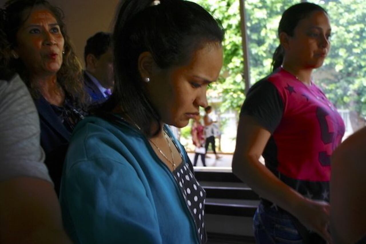 CONSTERNADA. La mujer no emitió opinión al salir y fue acompañada por su pareja y familiares.