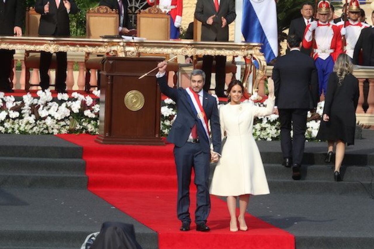 SALUDO. Ya con su bastón de mando y su banda presidencial, el presi saluda a los presentes.