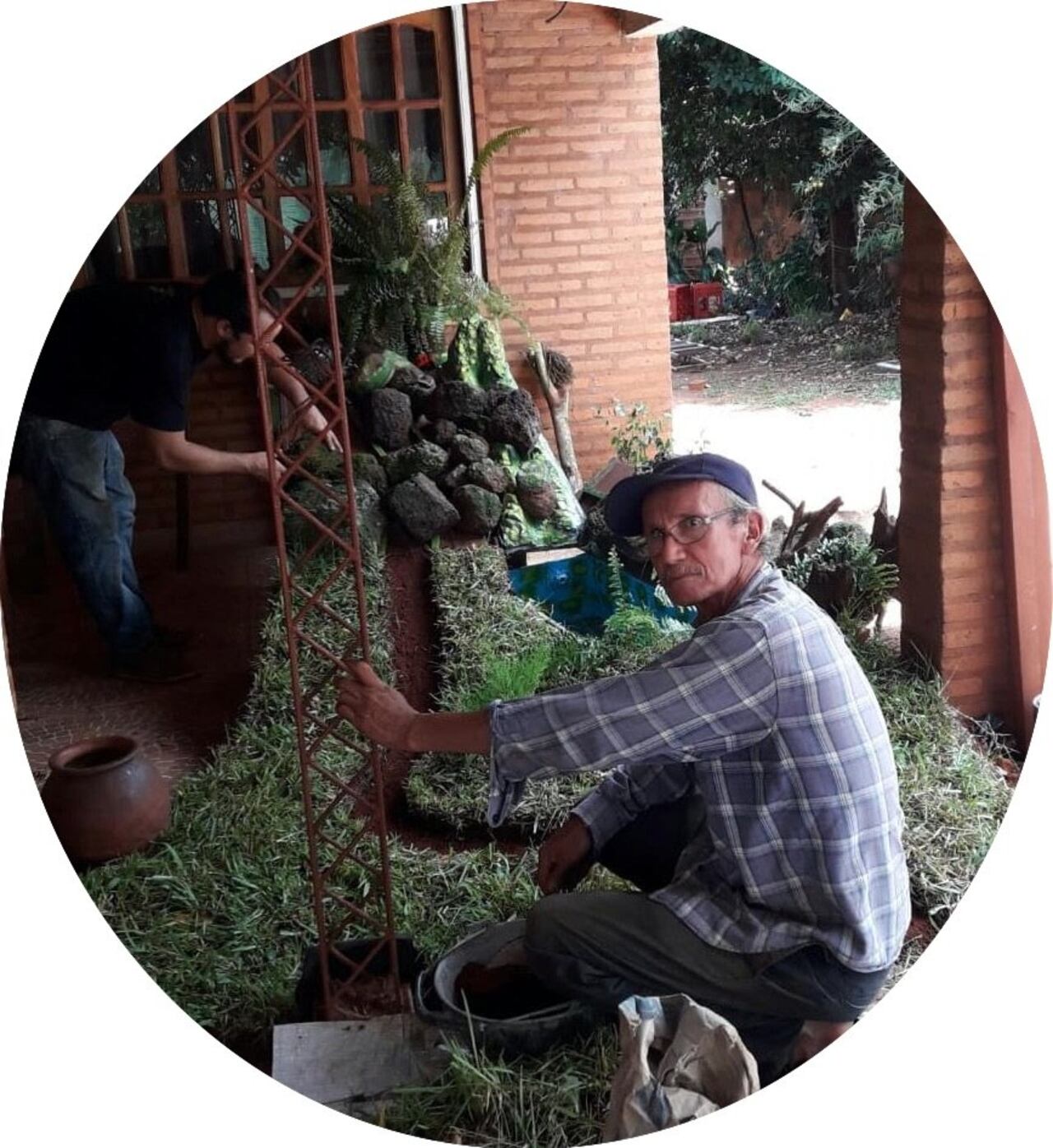 El karai le pone empeño a su labor.