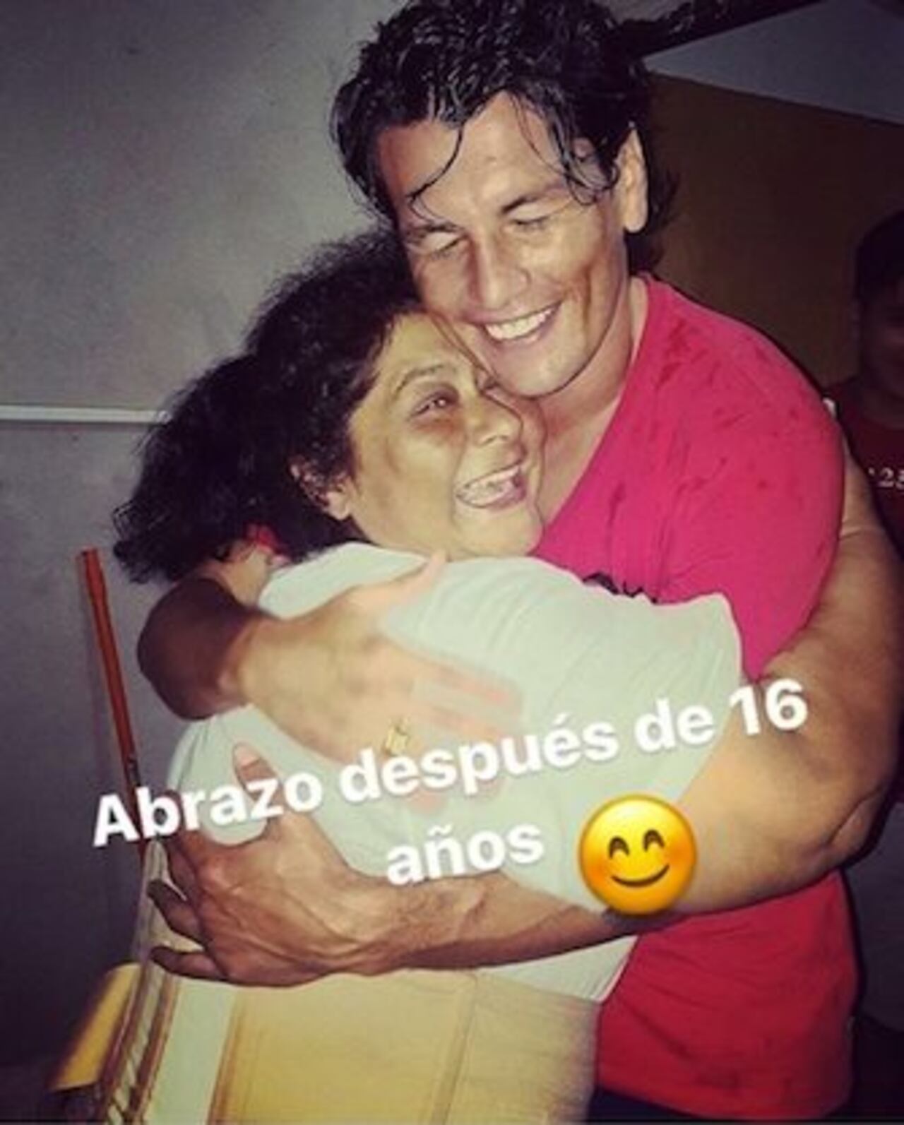 REGALO. El jugador del Ciclón habría llevado un regalo a ña Olga. “Un abrazo después de 16 años”, comentó Haedo.