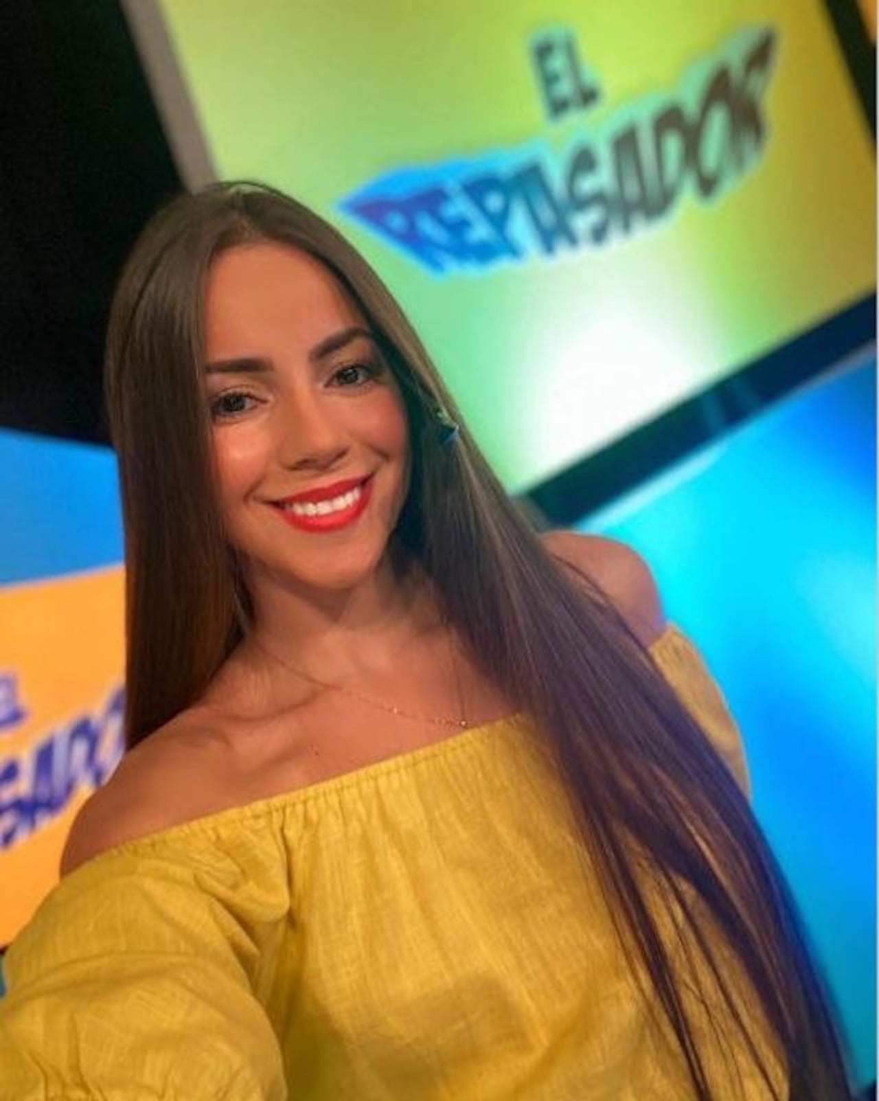 La encargada de los comerciales de “El Repasador” es piropeada por muchas chicas que ponderan su cabellera.