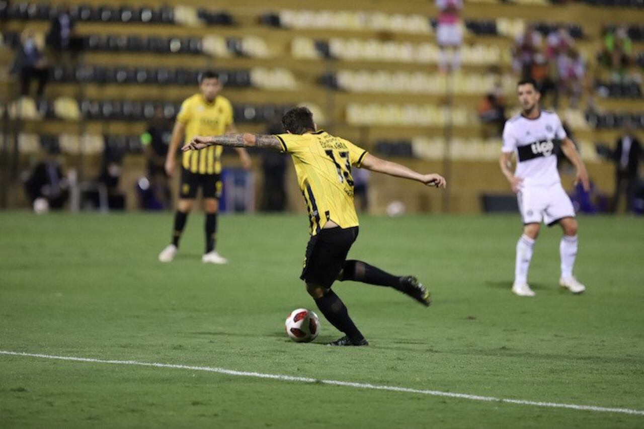 Fernando Fernández, en el momento del golazo.