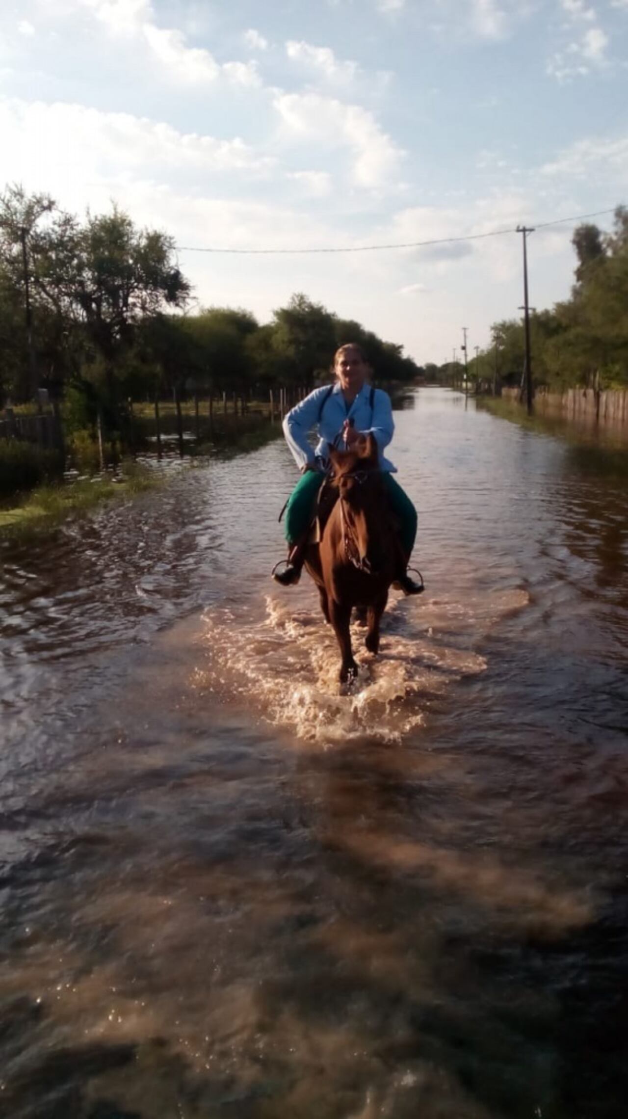 Sobre caballo, otra de sus movilidades que suele usar para poder llevar asistencia.