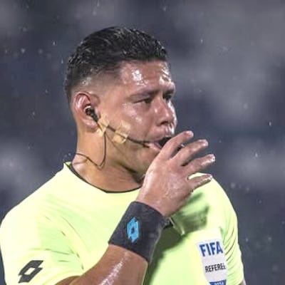 Olimpia ipochy por el árbitro del partido contra 2 de Mayo