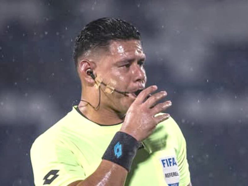 Olimpia ipochy por el árbitro del partido contra 2 de Mayo