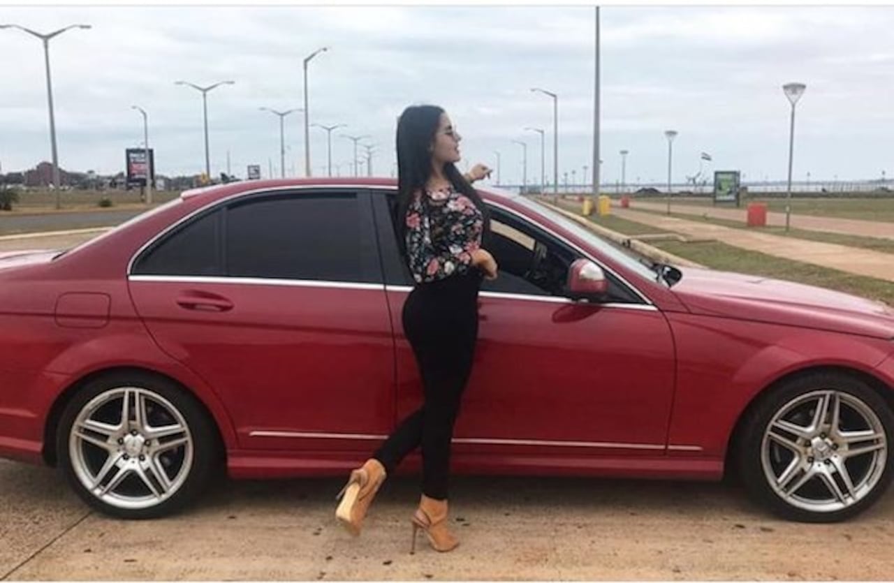 LA PINTA. Luana prefirió un Mercedes rojo.