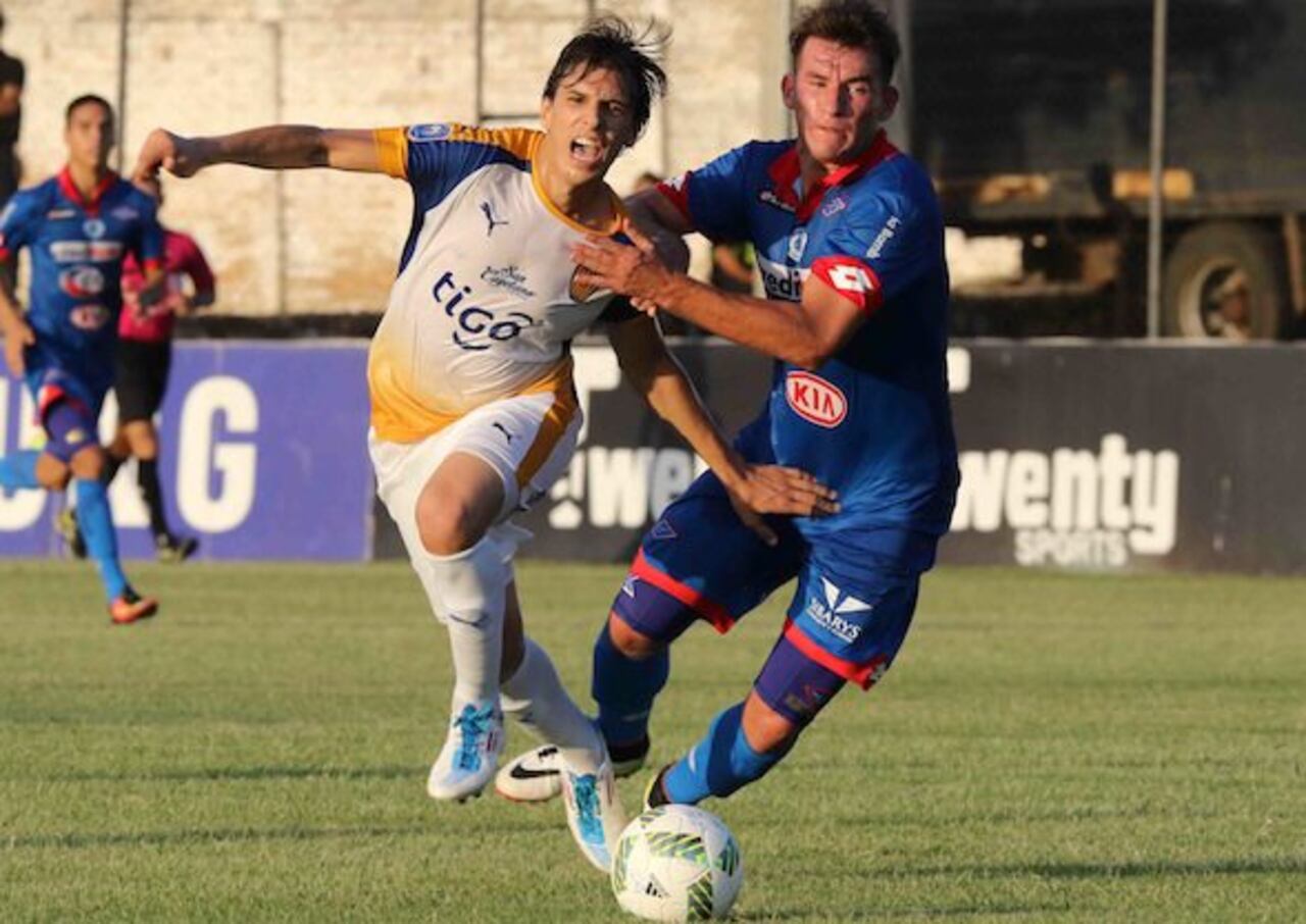 RECIO CENTRAL. Portillo marcó a Pablo Zeballos (SL).