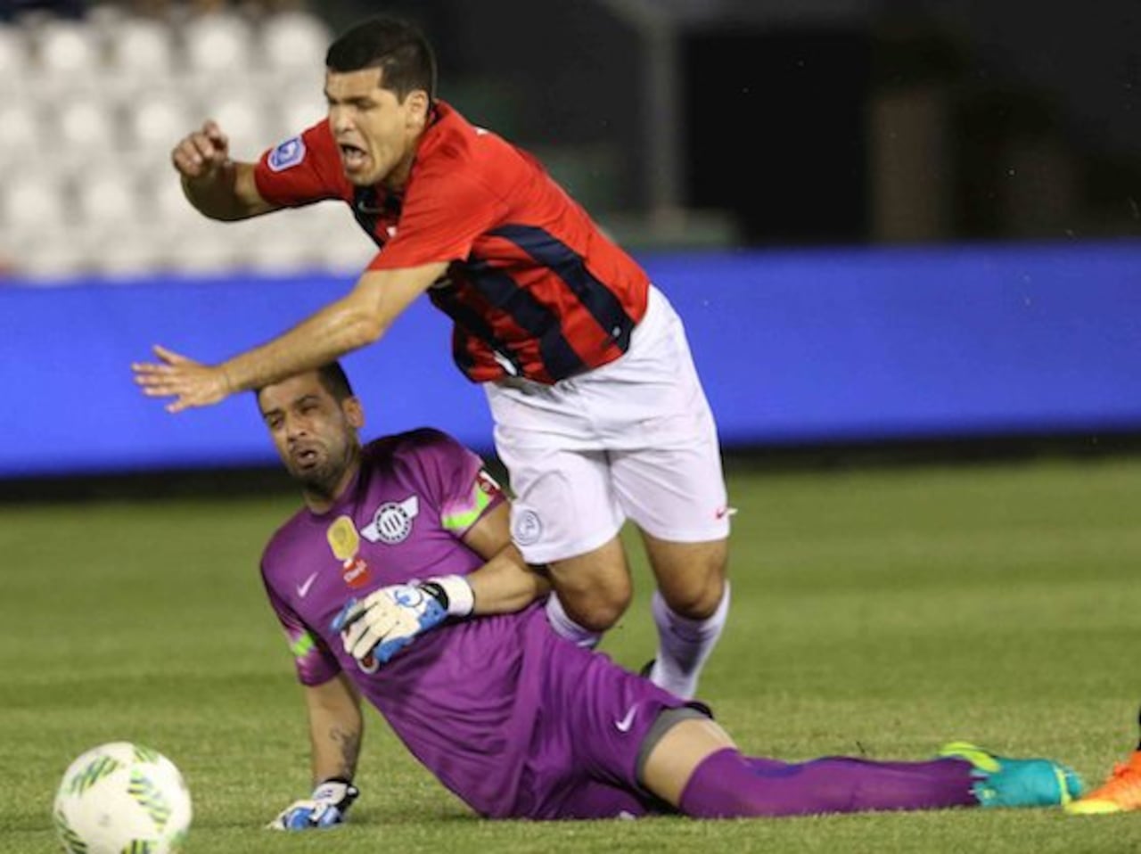 LESIÓN Y EXPULSIÓN. En esta jugada Rodrigo Muñoz vio la tarjeta roja y José Ortigoza salió lesionado