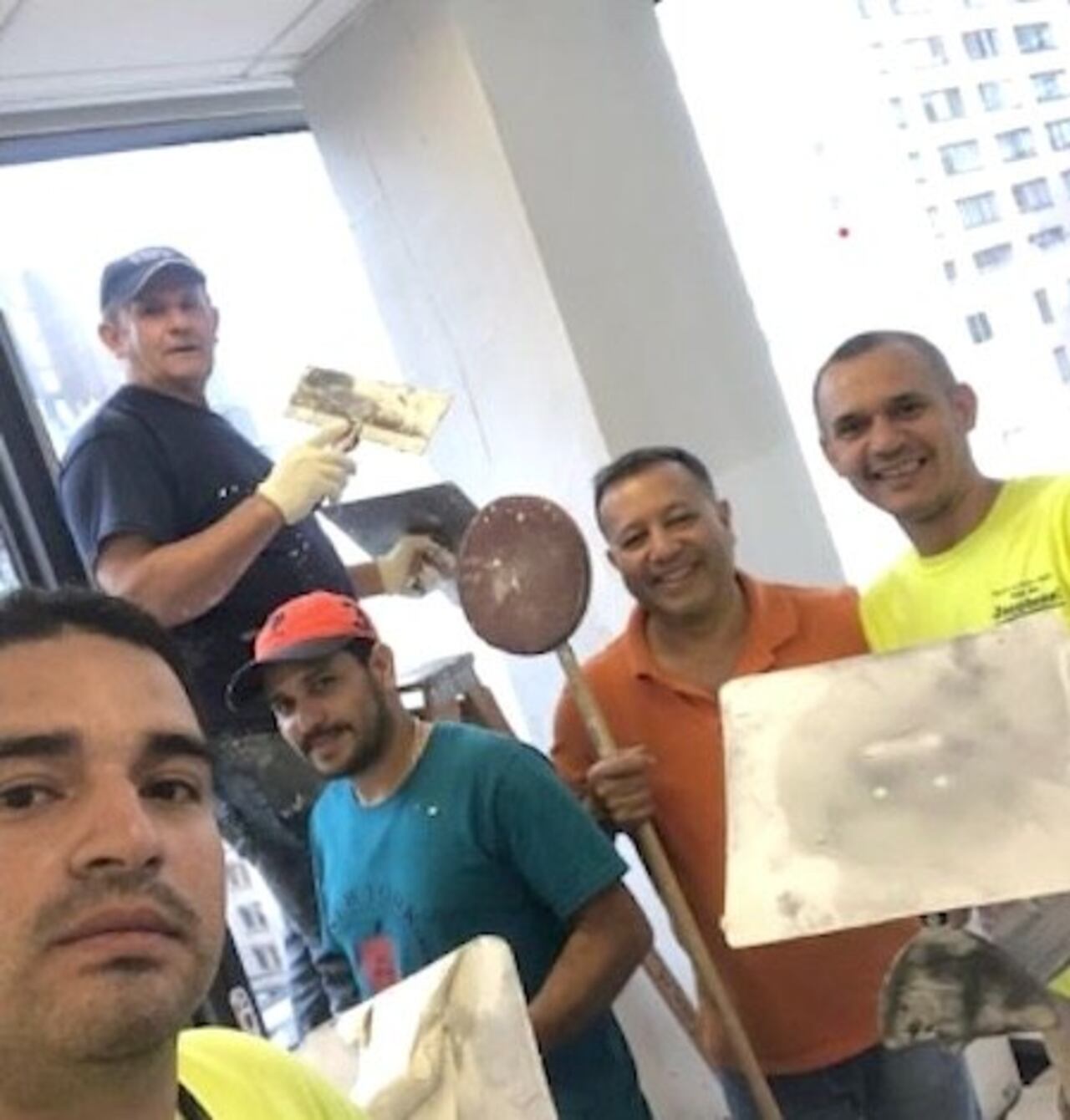 Junto a sus compañeros paraguayos en el trabajo.