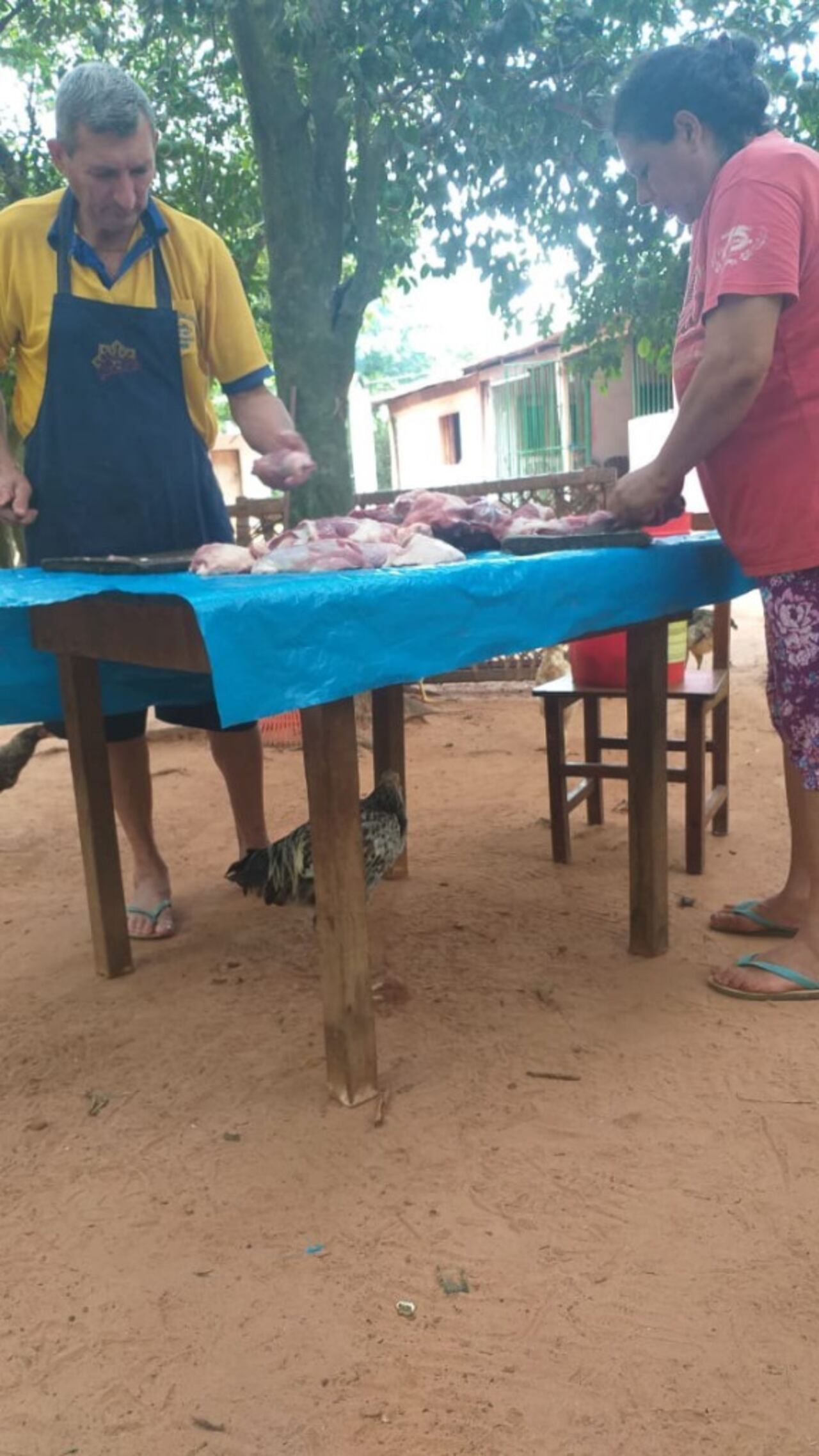 Tanto su madre como su padre avei le ayudan para poder cocinar todos los productos ndaje.