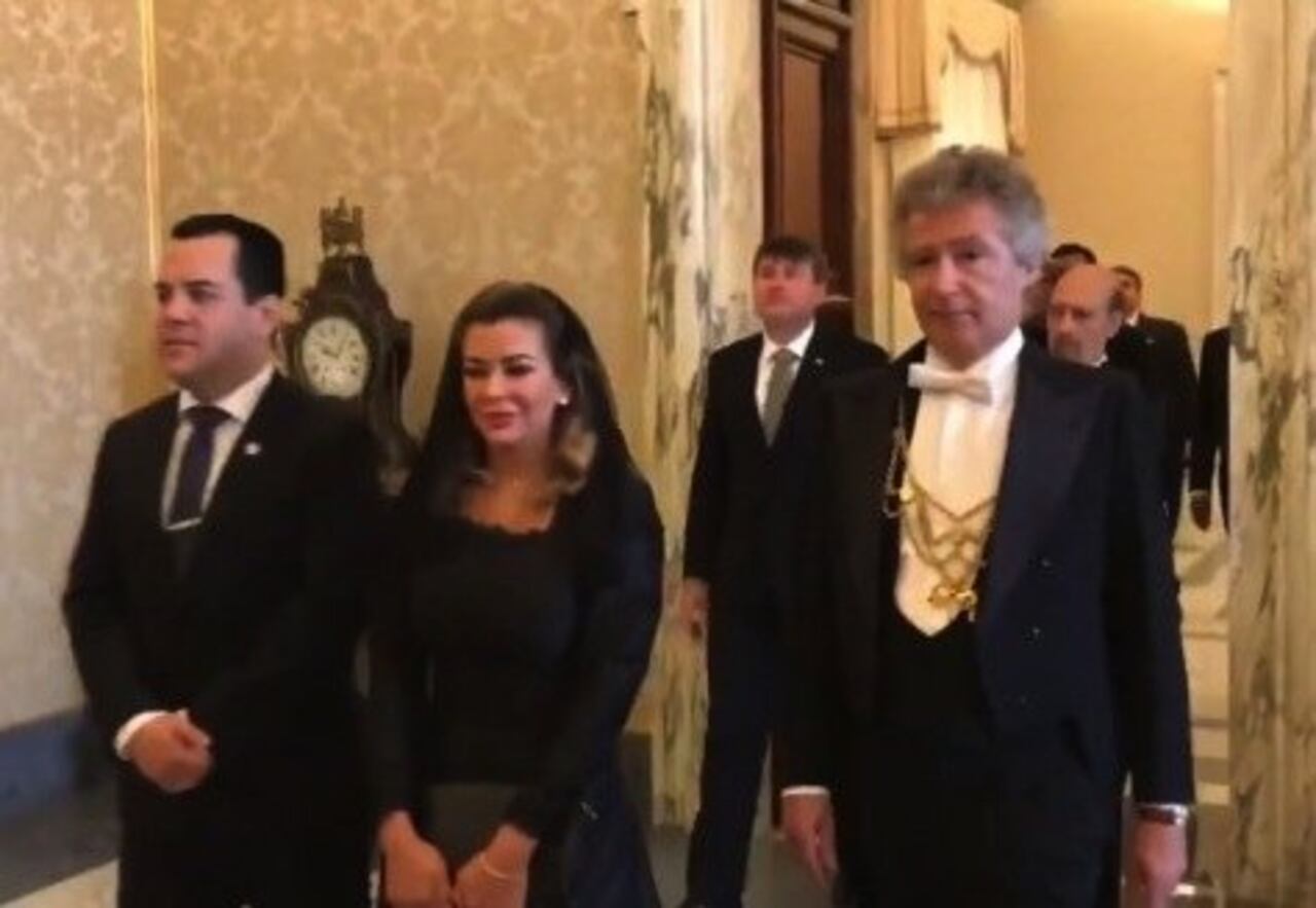 LLEGADA. La mediática y su esposo, el senador Rodolfo Friedmann, arribando al Vaticano.