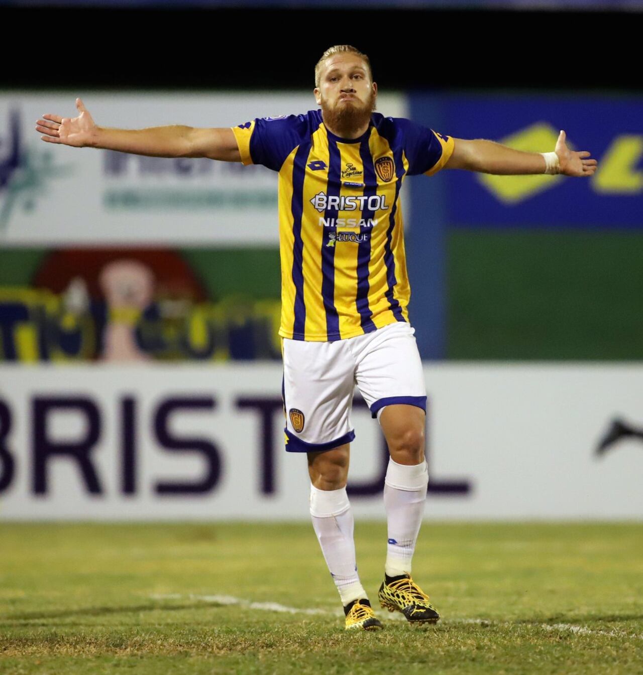 Isidro Pitta, delantero.