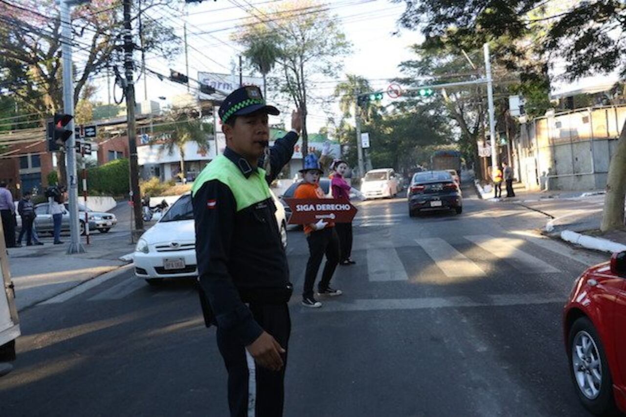APOYO. Los mimos estuvieron ayudando a los polis de tránsito.