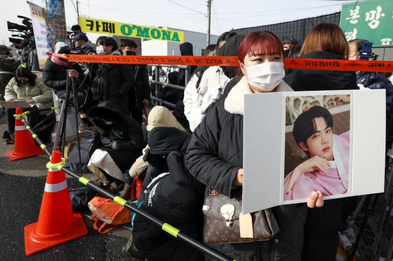 Los fanáticos del cantante pop abarrotaron voi la entrada de la base militar para despedir a su ídolo. (FOTO: Infobae.com)