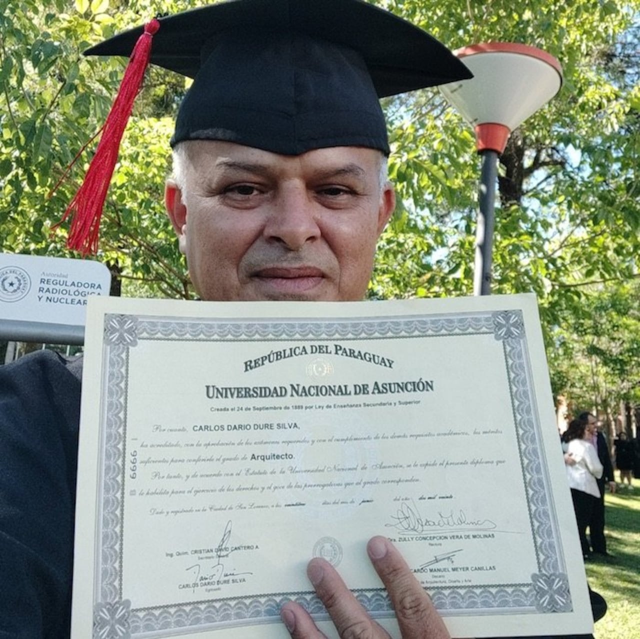 Aquí sostiene con honor su título de arquitecto.