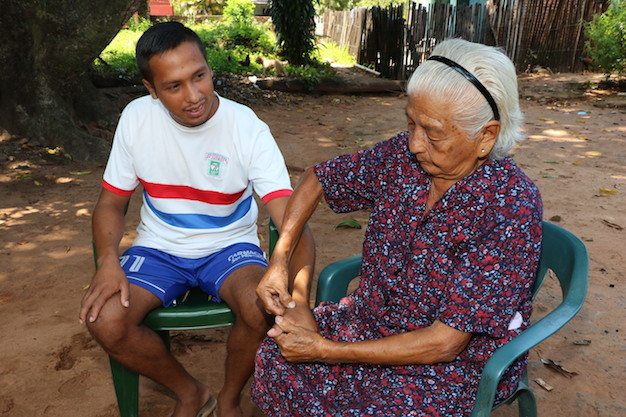 La abuelita “mano santa” de los peloteros en Guarambaré - Crónica.com.py