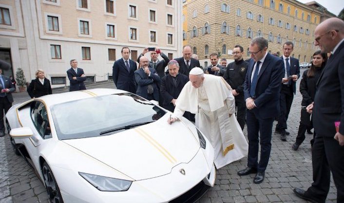 Papa donó Lamborghini del año que le regalaron
