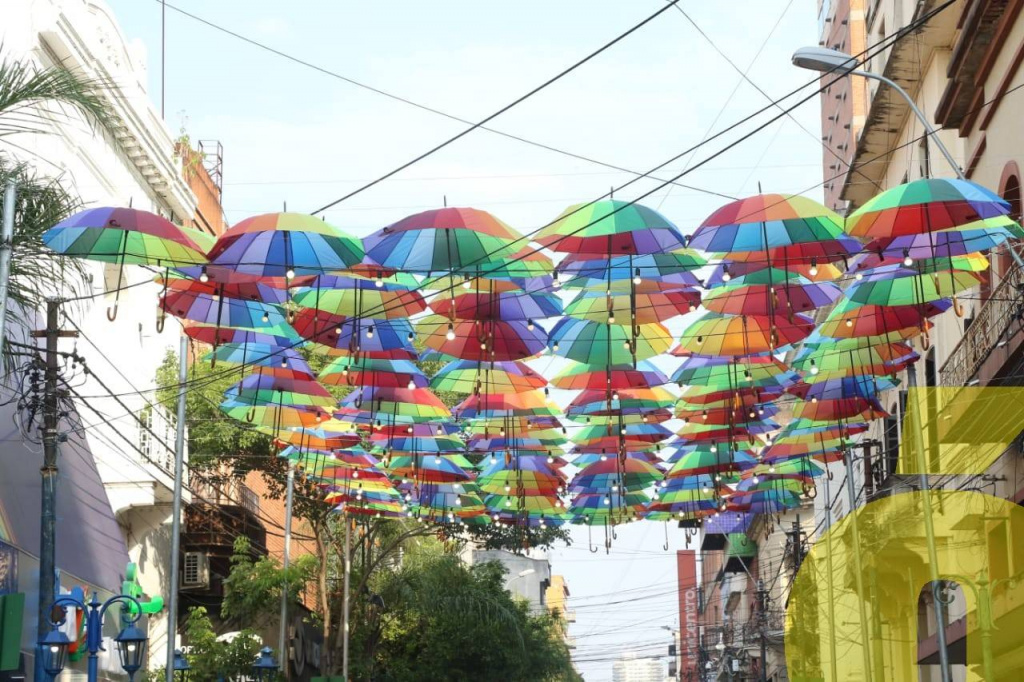 Polémica por coloridas sombrillas de calle Palma